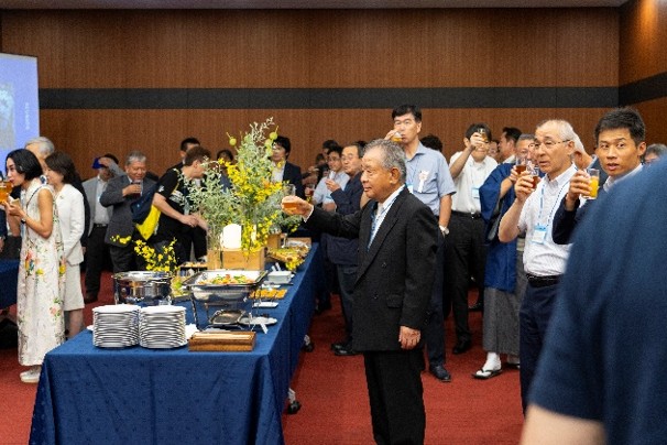 柳澤理事長を囲んで乾杯！